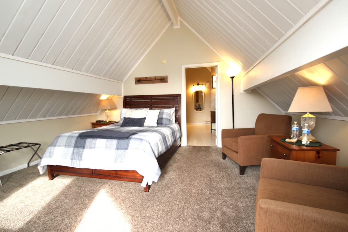 Loft Suite | Desk, soundproofing, free WiFi, bed sheets