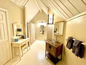 Loft Suite | Bathroom | Combined shower/bathtub, free toiletries, hair dryer, towels