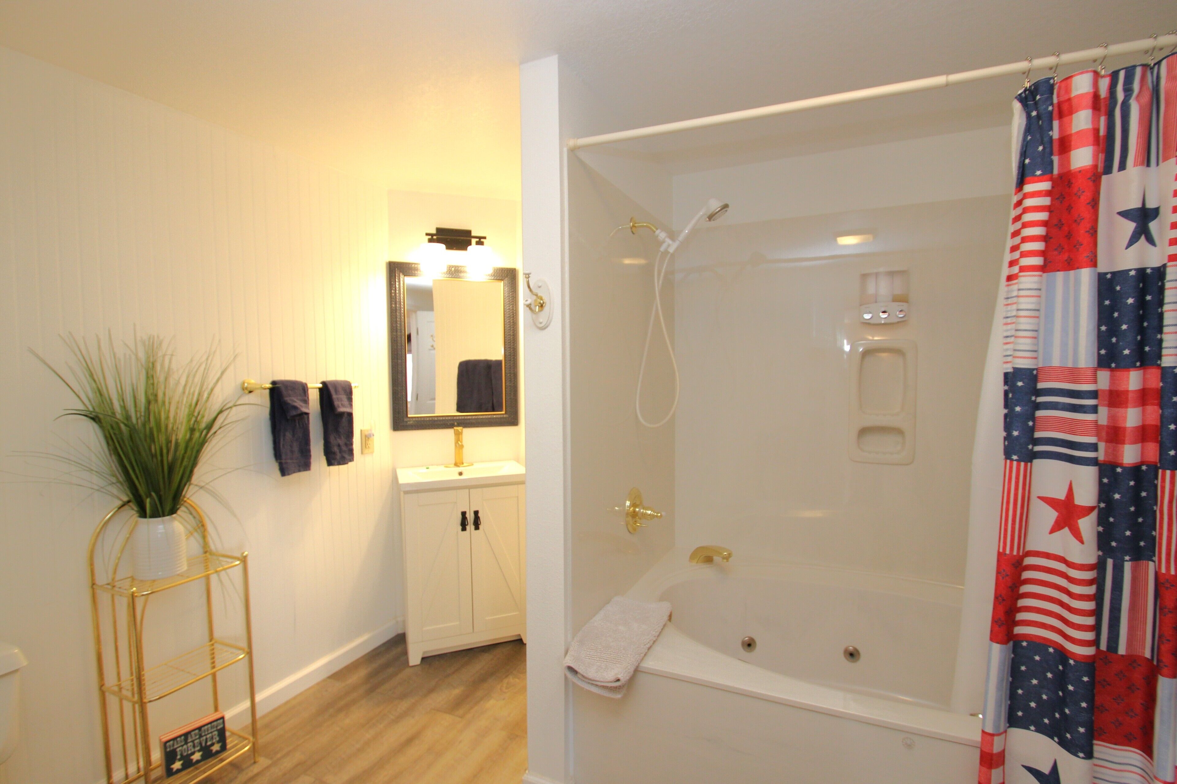 Suite 3 | Bathroom | Combined shower/tub, free toiletries, hair dryer, towels