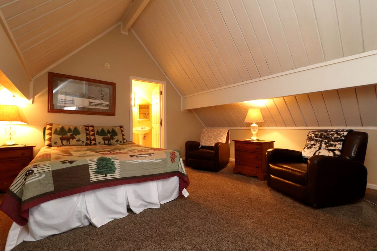 Desk, soundproofing, free WiFi, bed sheets