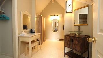 Loft Suite | Bad | Kombinert dusj/badekar, toalettartikler (inkludert) og hårføner