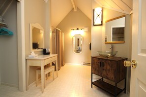 Loft Suite | Bathroom - Sweetgrass Inn B&B (Rapid City)