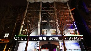 Un edificio con un letrero que dice "Motel" y caracteres coreanos.