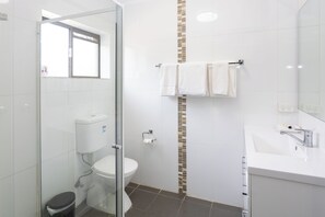 Chambre familiale, 2 chambres | Salle de bain | Douche, séchoir à cheveux, serviettes fournies