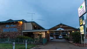 A motel with a brick facade, a covered parking area, and a sign indicating a vacancy. - Fig Tree Motel (Narrandera)