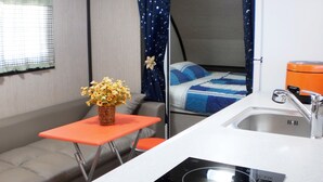 Premium Caravan | 전용 간이 주방 | 냉장고