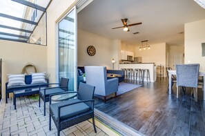 Stadtwohnung, 3 Schlafzimmer | Wohnbereich | Flachbildfernseher