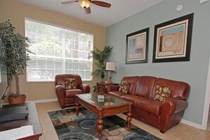 Apartment, Mehrere Betten (Triple Room) | Wohnbereich | Flachbildfernseher