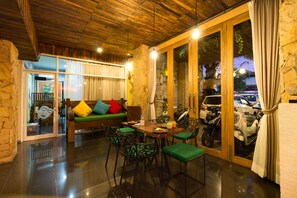 Lobby sitting area - Hadi Poetra Hotel (Kuta)