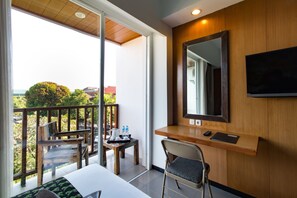 Minibar, laptopgeeigneter Arbeitsplatz, kostenloses WLAN, Bettwäsche