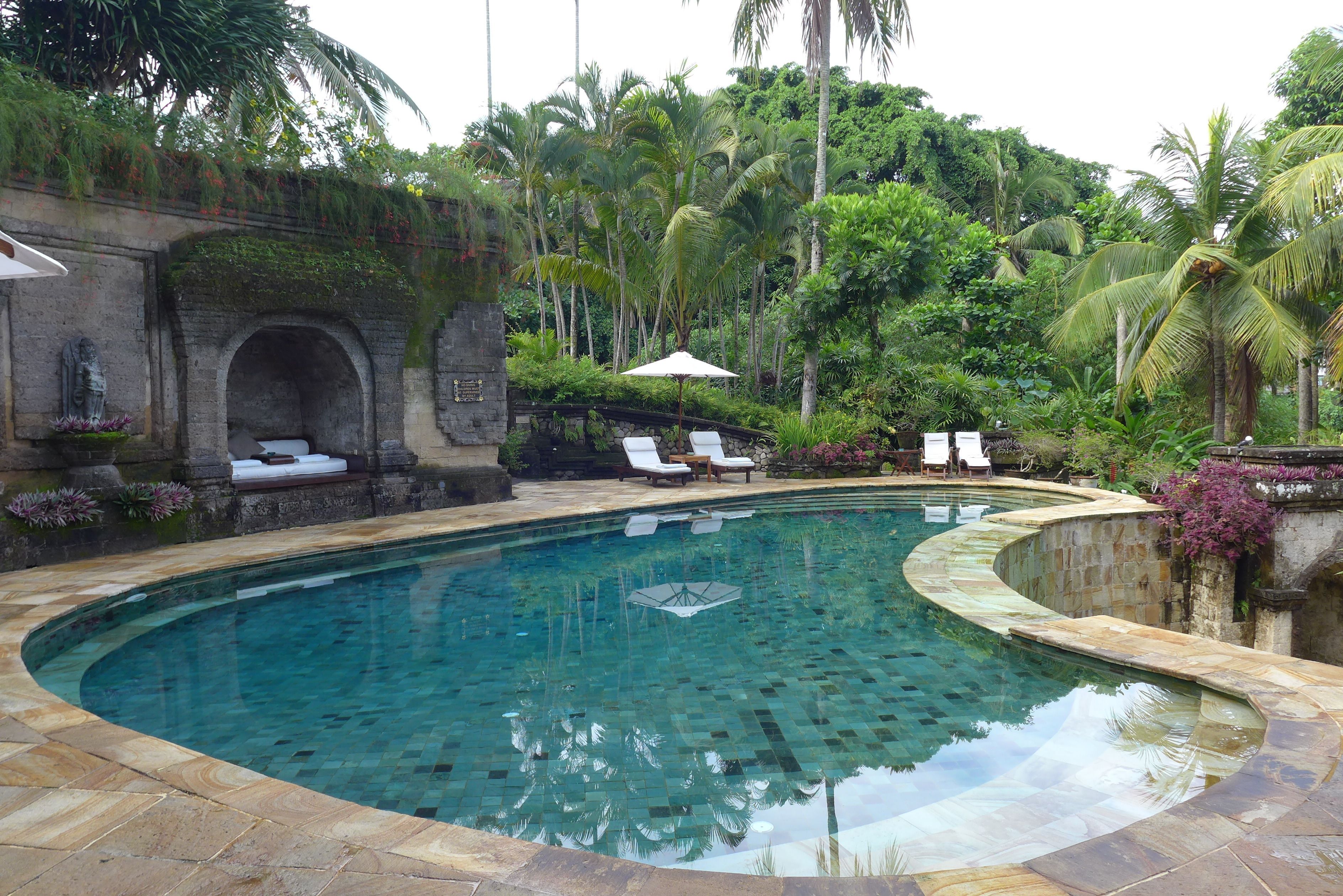 2 piscinas externas, funciona das 7h às 20h, guarda-sóis