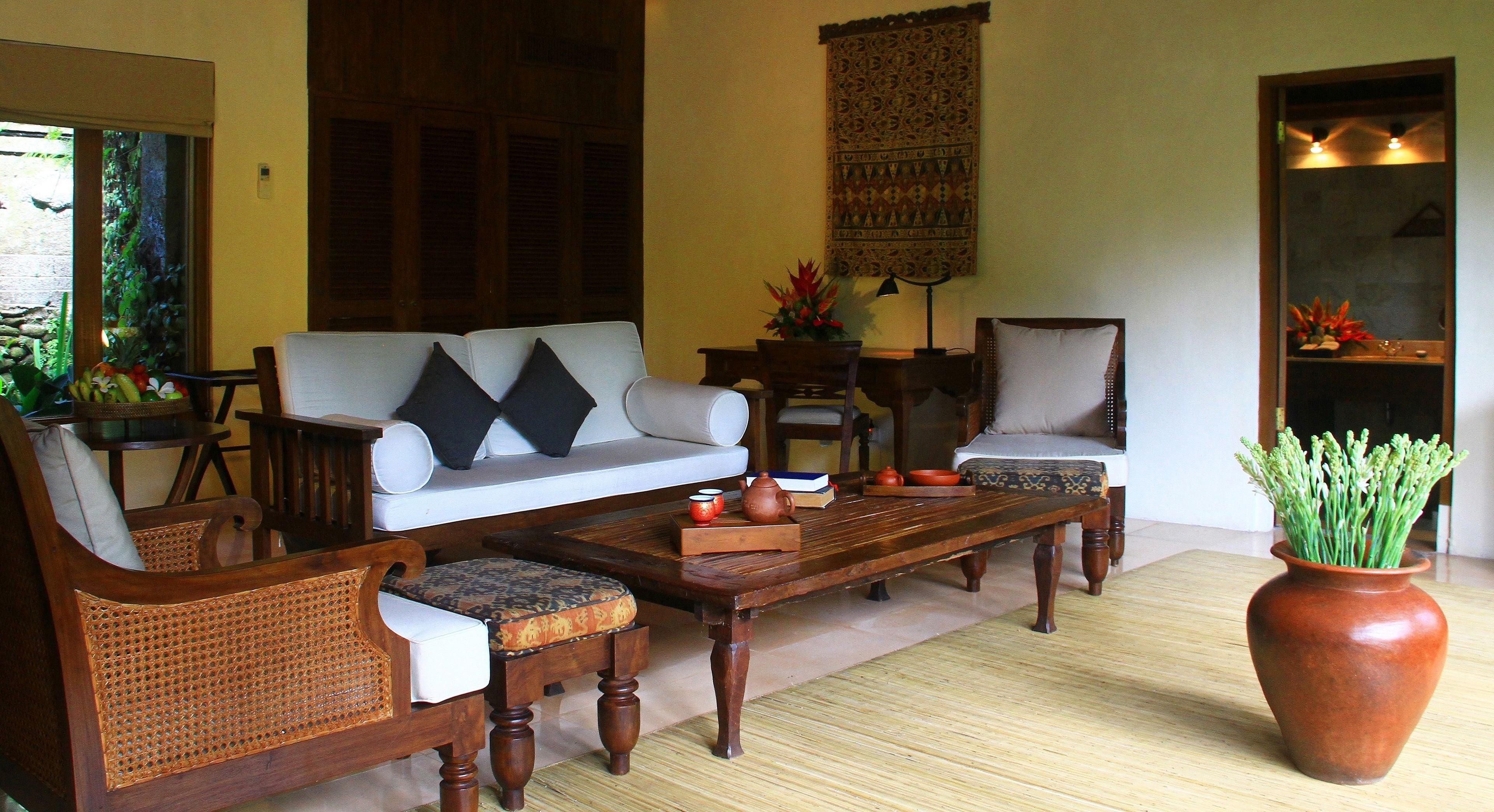 royal villa | living area | flat-screen tv, books