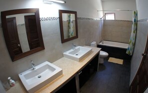 Villa, 2 habitaciones | Baño | Regadera, secadora de cabello, toallas 