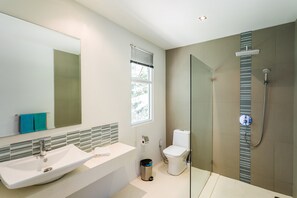 Villa, 3 chambres | Salle de bain | Douche, articles de toilette gratuits, sèche-cheveux