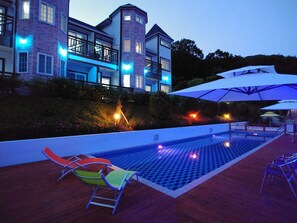 Seasonal outdoor pool, open 1:00 PM to 8:00 PM, pool umbrellas - Beljari Pension (Tongyeong)