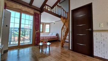 Family Room (1 Double, 1 Futon) | Soundproofing, free WiFi