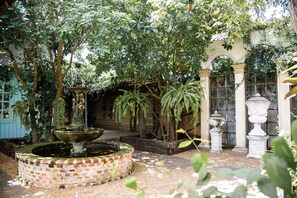 Melayani sarapan, makan siang, makan malam; sajian masakan lokal