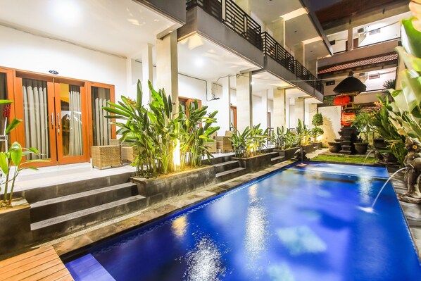 Una piscina al aire libre