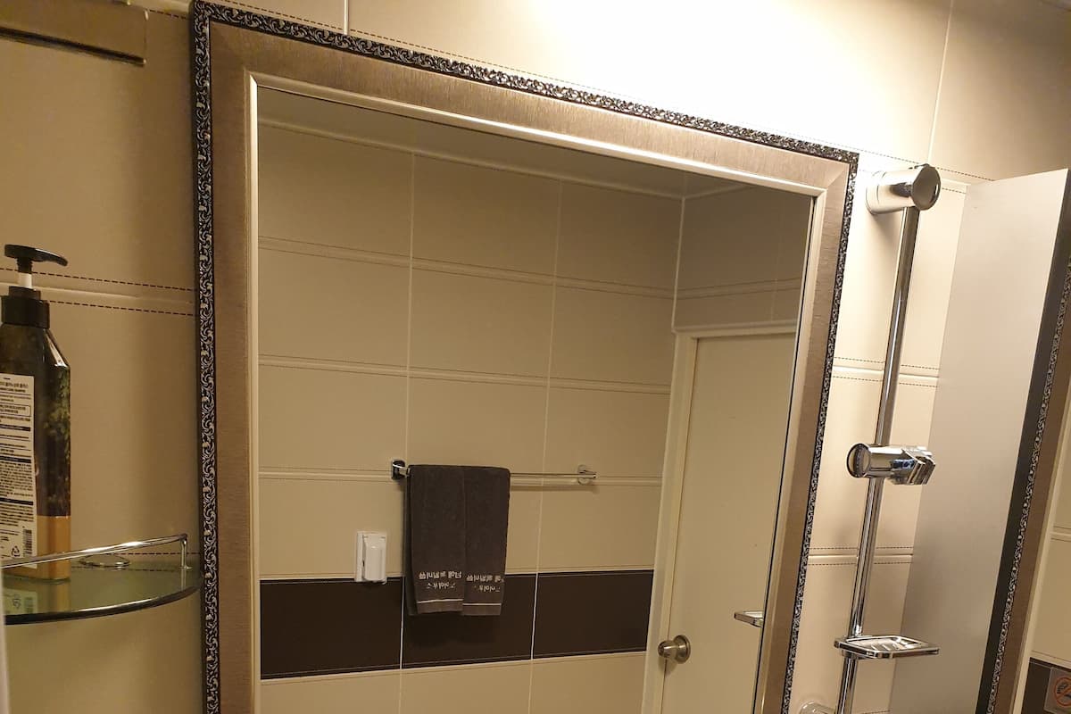 Salle de bain | Douche, séchoir à cheveux, pantoufles, serviettes fournies
