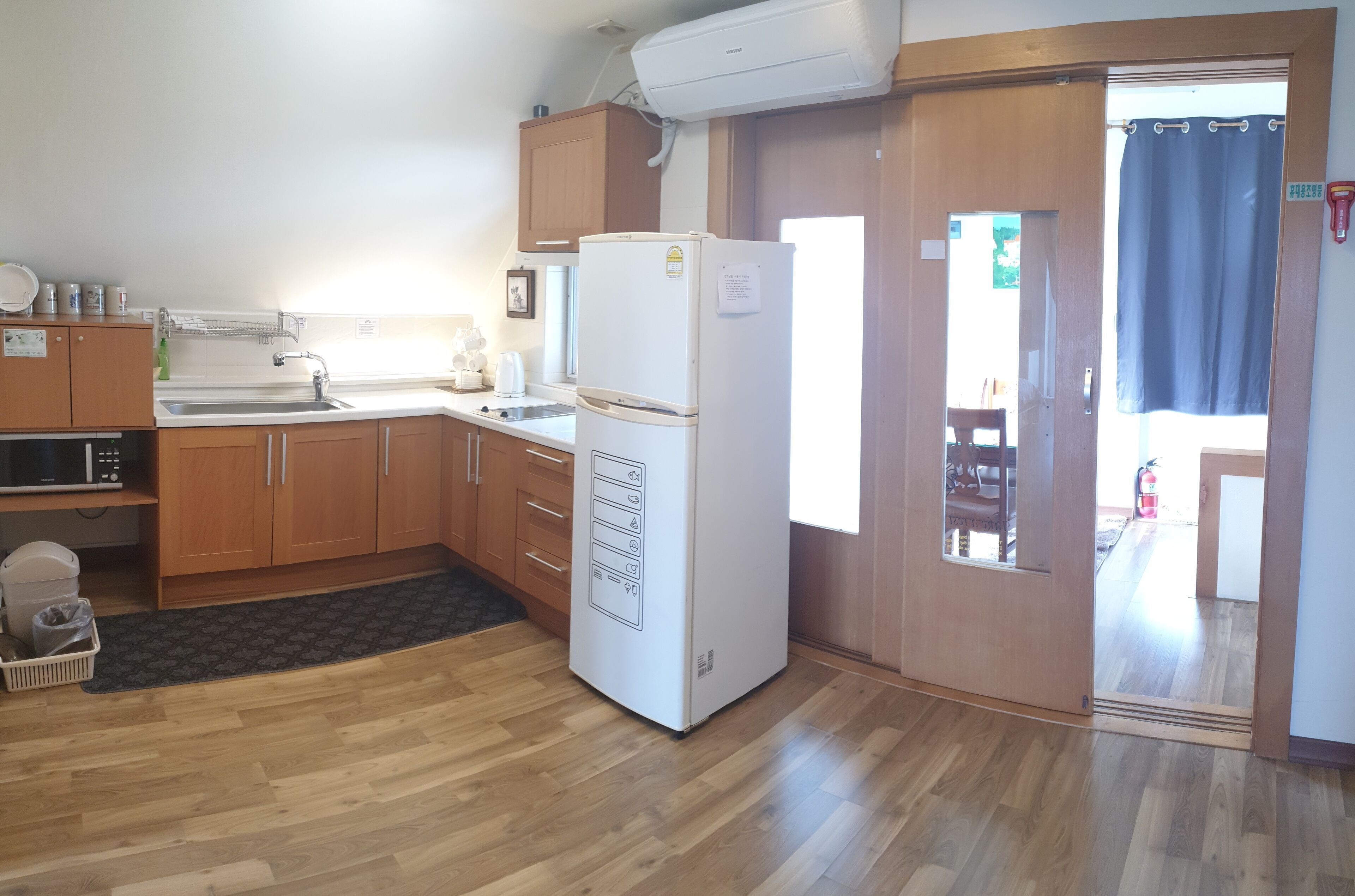 Private kitchen | Fridge, microwave, stovetop, coffee/tea maker
