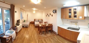 A compact living space with a dining area, a kitchenette, and a bedroom. - Namhae German Village Neuhaus in Korea (Namhae)