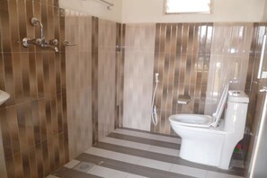 Shower, free toiletries, hair dryer, towels - Andes House (Kathmandu)