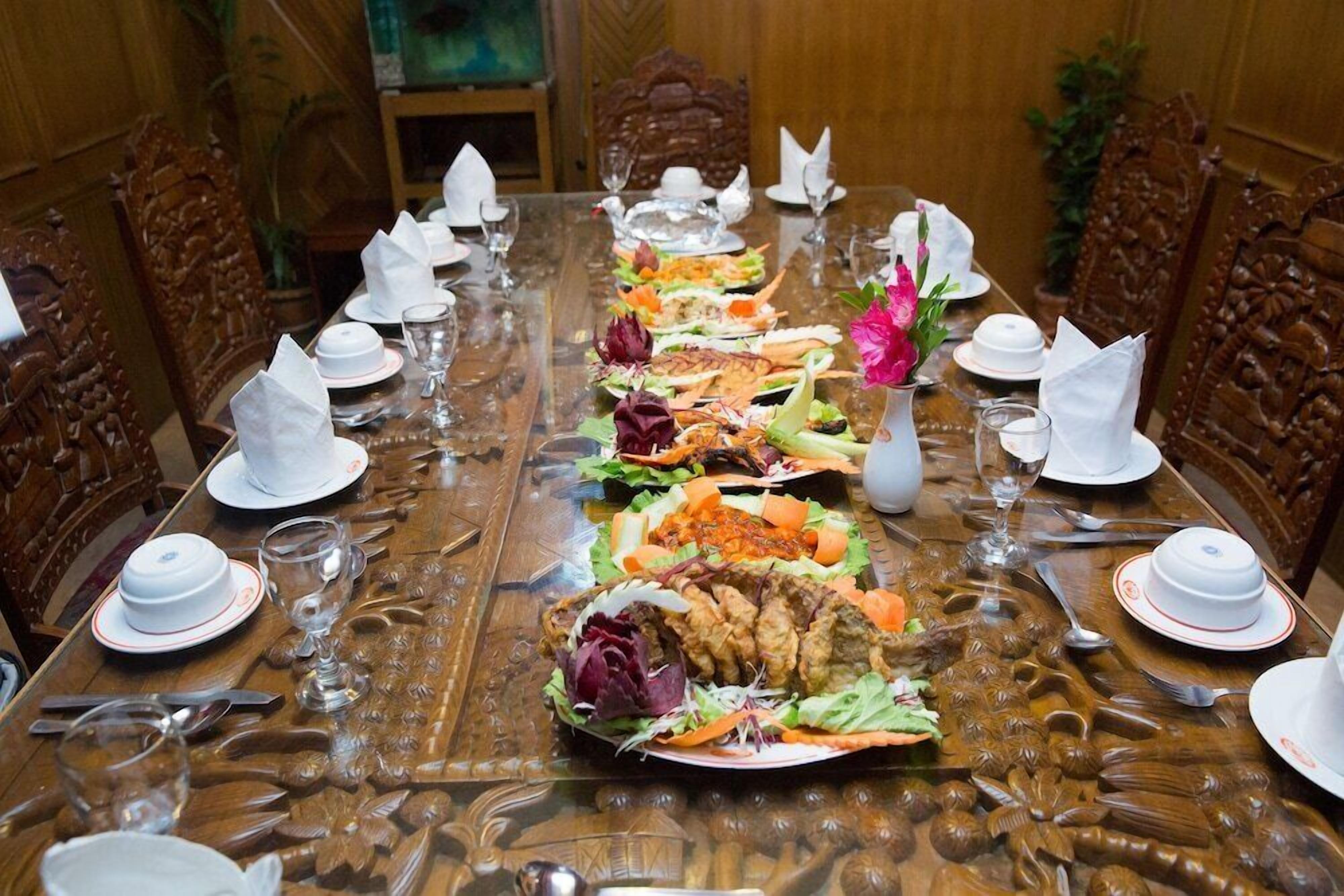 تقديم الإفطار والغداء والعشاء