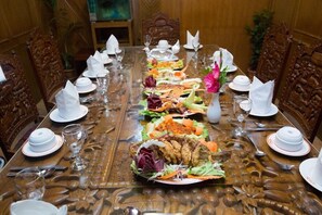 Déjeuner, dîner et souper servis sur place