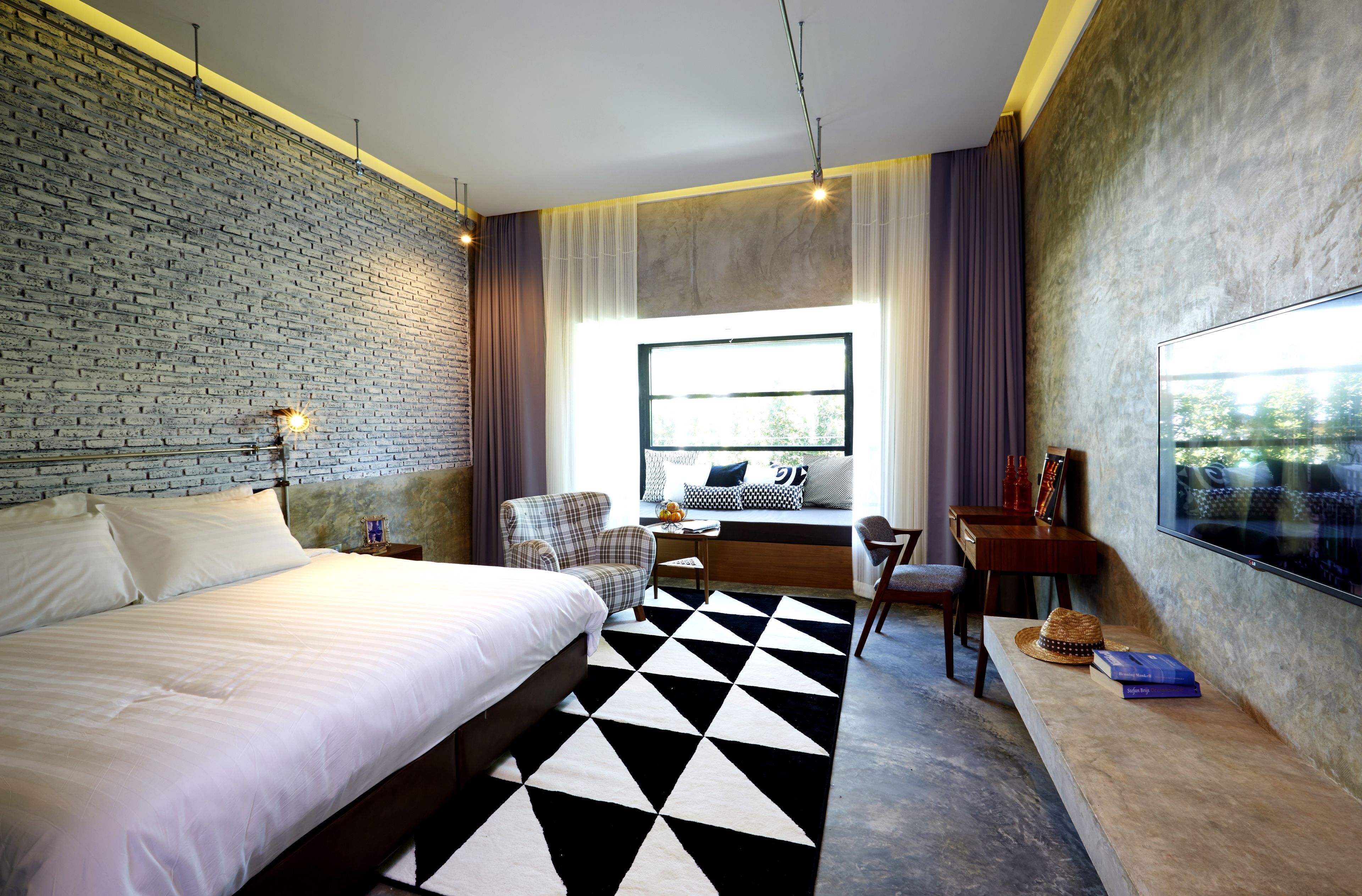 deluxe room | minibar, in-room safe, desk, free wifi