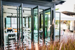 Desayuno continental diario (THB 250 por persona)