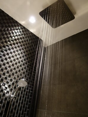 Dusche, kostenlose Toilettenartikel, Haartrockner, Bademäntel