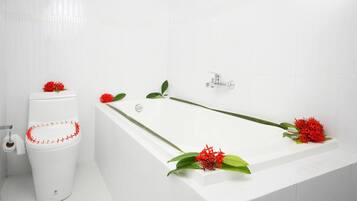 Deluxe Triple room with Bathtub | Deep-soaking bathtub