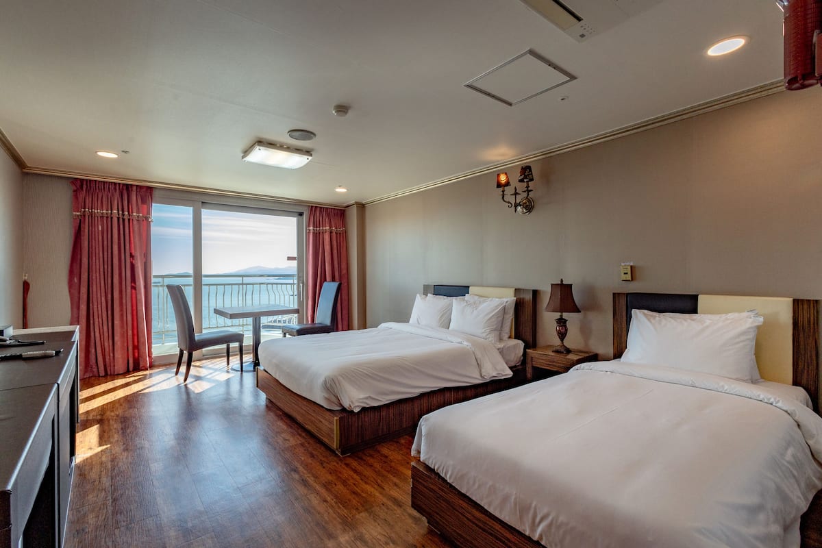 Habitación superior con 2 camas individuales, vistas al mar | Wifi gratis y ropa de cama