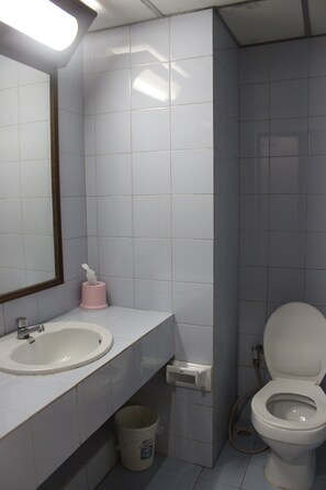 Standard Room with Fan | 浴室 | 淋浴設備、提供毛巾