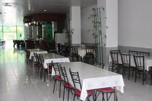 供應早餐、午餐、晚餐；泰國菜