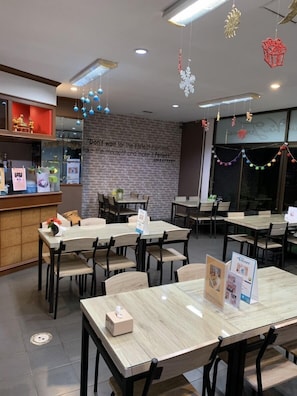 Se sirven desayunos, almuerzos y cenas; cocina tailandesa