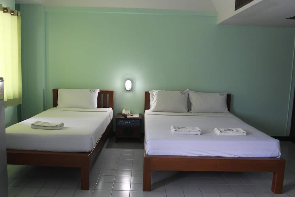 Family Room | Desk, free WiFi