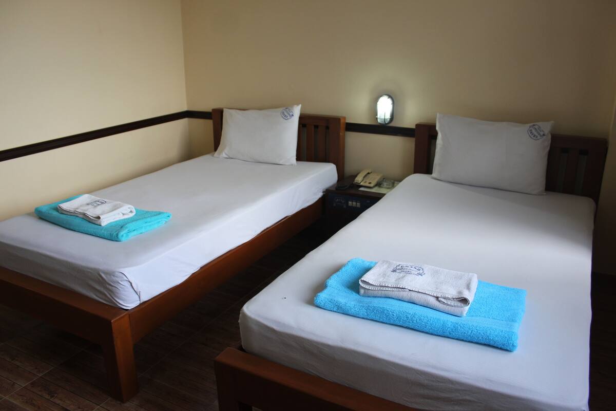Standard Room with Fan | 書桌、免費 Wi-Fi
