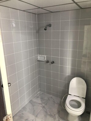 Shower, towels - Grand Mansion (Krabi)