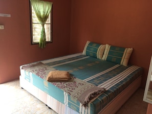 Economy Bungalow with Fan | Schreibtisch, kostenloses WLAN, Bettwäsche