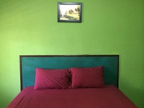 Standard Bungalow with Fan | Escritorio, wifi gratis y ropa de cama 