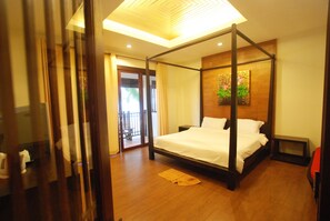 Superior Double Room | Desk, bed sheets