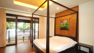 Superior Double Room | Desk, bed sheets