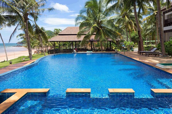 Alberca al aire libre, alberca infinita y camastros