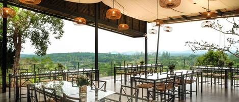 Se sirven almuerzos, cenas y cocina internacional