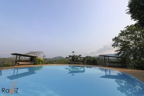 Outdoor pool - Rabbiz Hill Resort (Kaeng Hang Maeo)