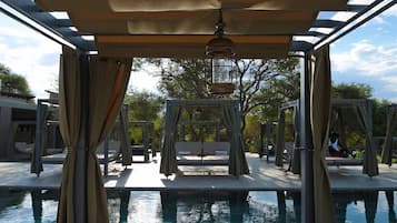 4 outdoor pools, free pool cabanas, pool umbrellas