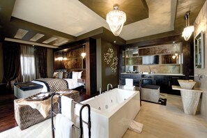 Junior Executive Suite | Egyptian cotton sheets, premium bedding, pillowtop beds, minibar - Palala Boutique Game Lodge & Spa (Lephalale)