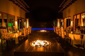 Petit déjeuner, déjeuner et dîner servis sur place, vue sur la piscine