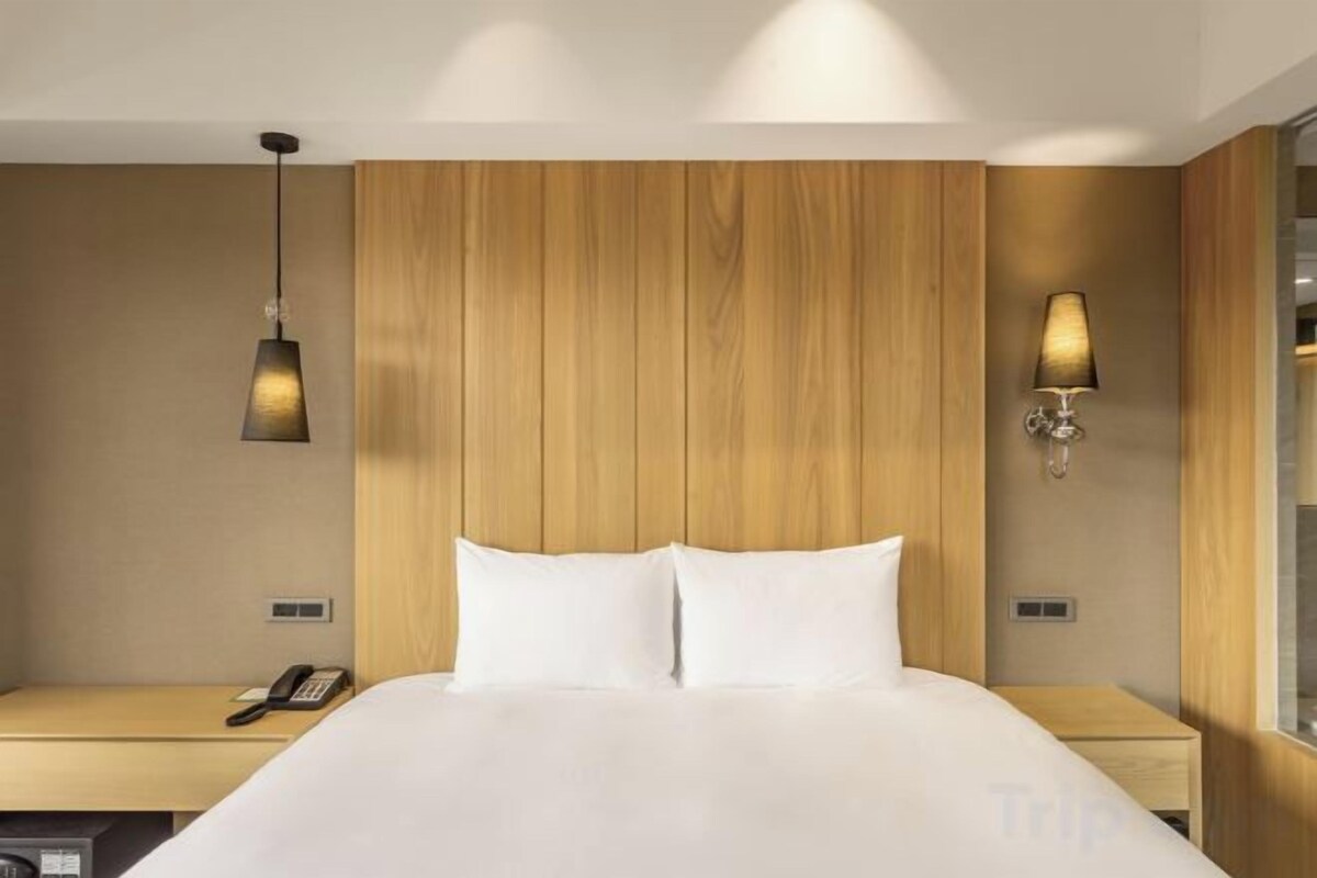 In-room safe, blackout drapes, soundproofing